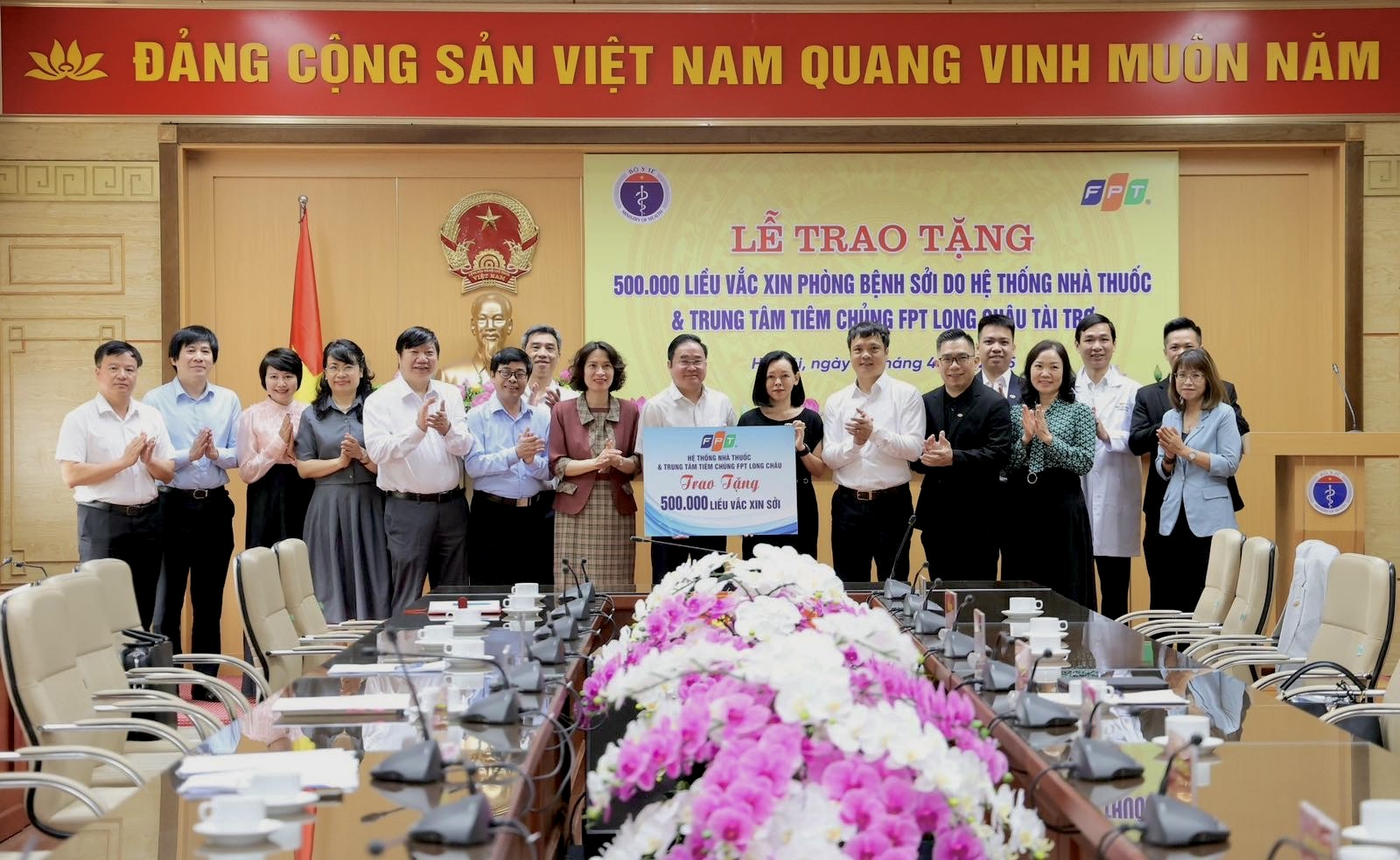 Bộ Y tế tiếp nhận nửa triệu liều vắc xin sởi do Ti&ecirc;m chủng FPT Long Ch&acirc;u t&agrave;i trợ - Ảnh: FPT Long Ch&acirc;u