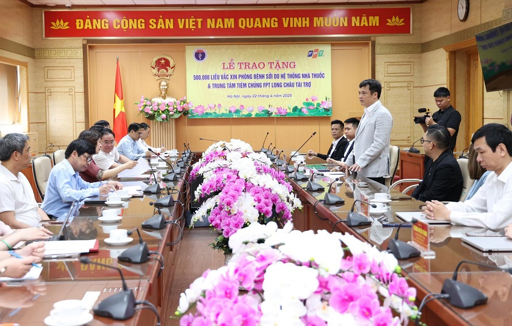 Tổng gi&aacute;m đốc Tập đo&agrave;n FPT Nguyễn Văn Khoa ph&aacute;t biểu tại lễ trao tặng - Ảnh: FPT Long Ch&acirc;u
