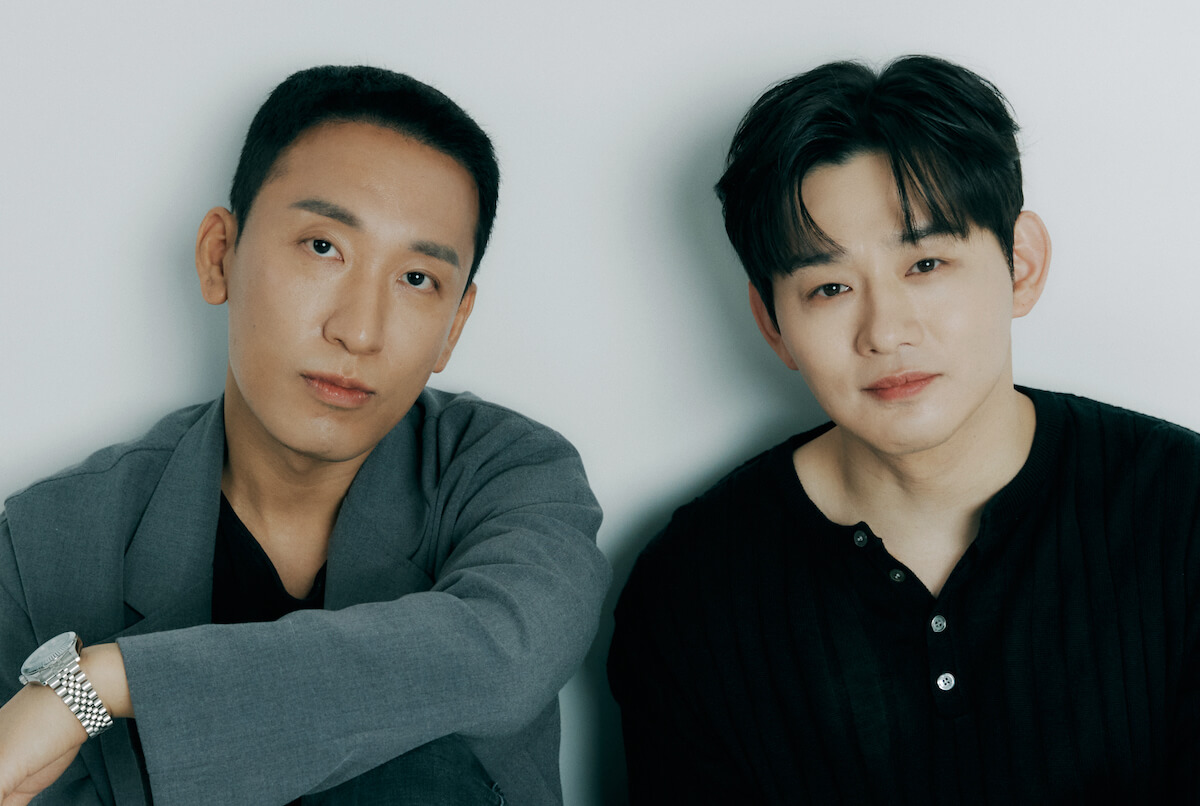  Sungpil Kim (tr&aacute;i) v&agrave; Jinyoung Jang (phải) l&agrave; 2 chuy&ecirc;n gia huấn luyện giọng h&aacute;t cho top 30 