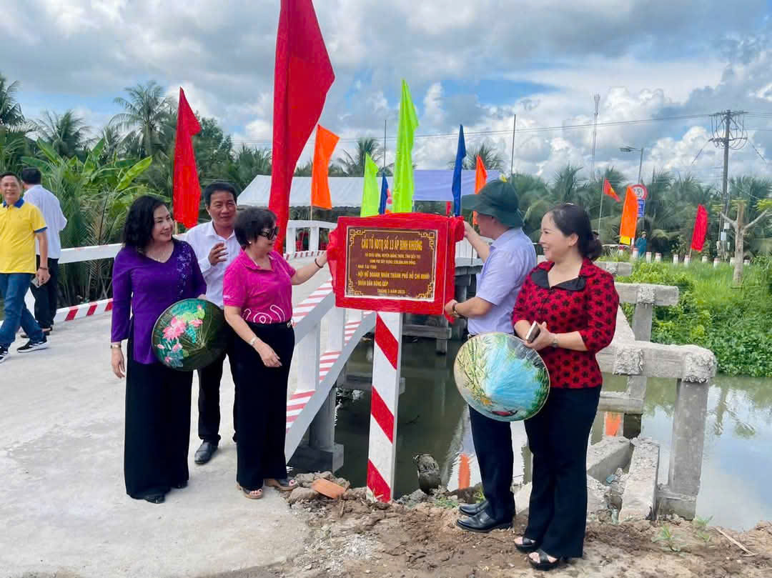 Hai c&acirc;y cầu mới vừa được Hội Nữ doanh nh&acirc;n TPHCM trao tặng cho người d&acirc;n v&ugrave;ng s&acirc;u v&ugrave;ng xa tỉnh Bến Tre 