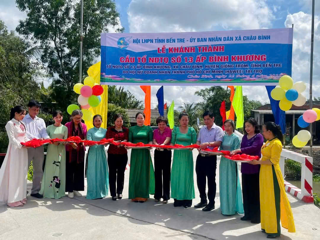 Lễ kh&aacute;nh th&agrave;nh cầu giao giao th&ocirc;ng n&ocirc;ng th&ocirc;n tại x&atilde; Ch&acirc;u B&igrave;nh thuộc khu vực v&ugrave;ng s&acirc;u v&ugrave;ng xa của huyện Giồng Tr&ocirc;m, tỉnh Bến Tre