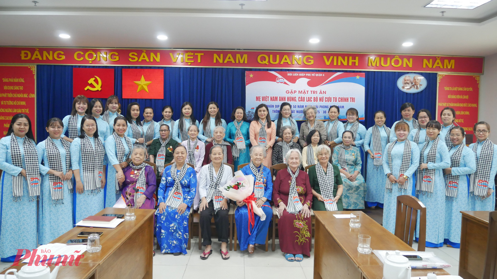 Thường trực Hội LHPN quận 4 chụp ảnh lưu niệm cùng thành viên CLB Nữ cựu tù trong ngày họp mặt