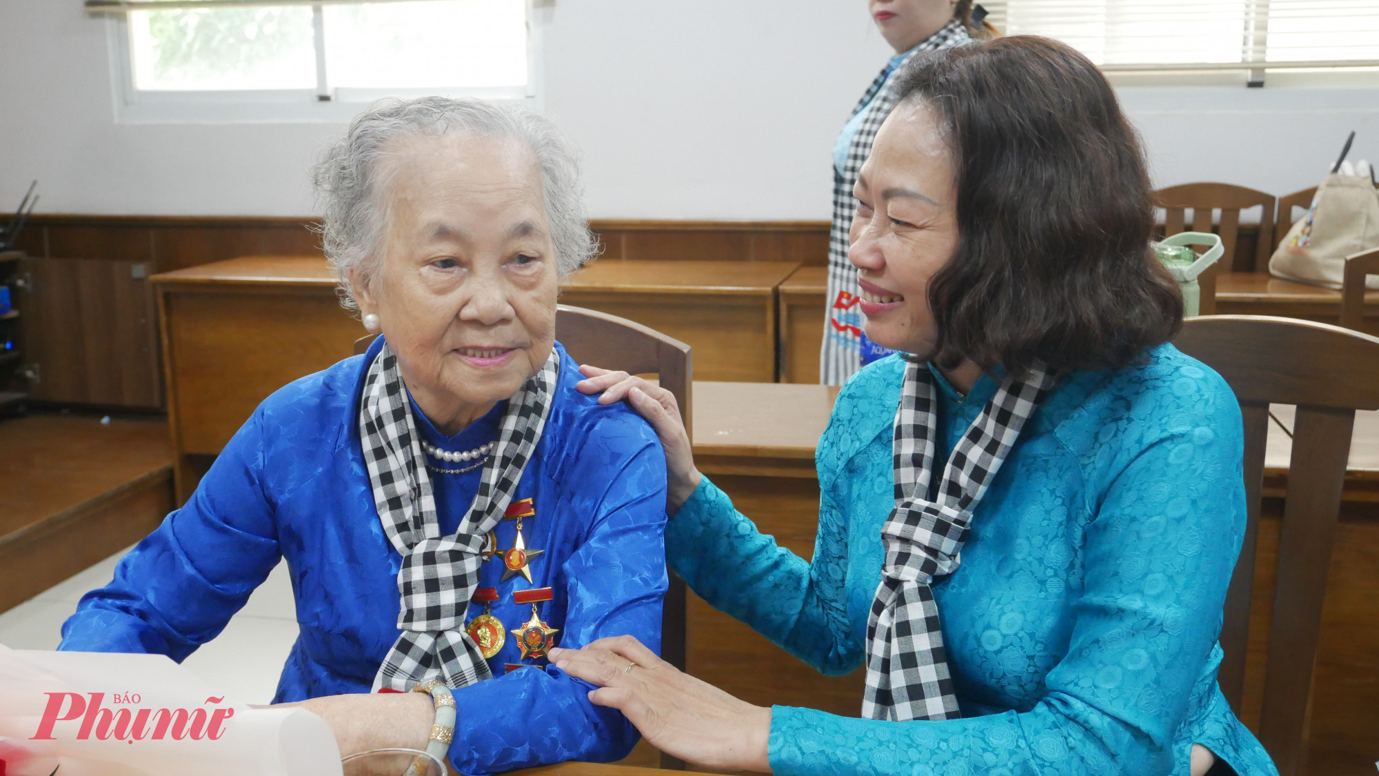 Bà Nguyễn Thùy Trinh - Ủy viên Ban thường vụ quận ủy quận 4 - trò chuyện cùng Mẹ Việt Nam anh hùng Nguyễn Thị Hữu Tài