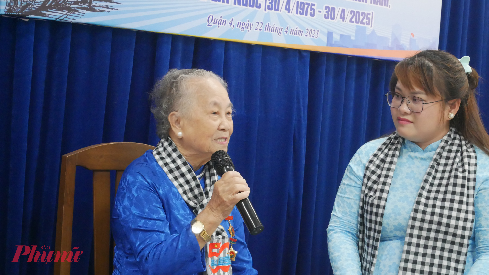 Mẹ Việt Nam anh hùng Nguyễn Thị Hữu Tài (bìa phải) chia sẻ