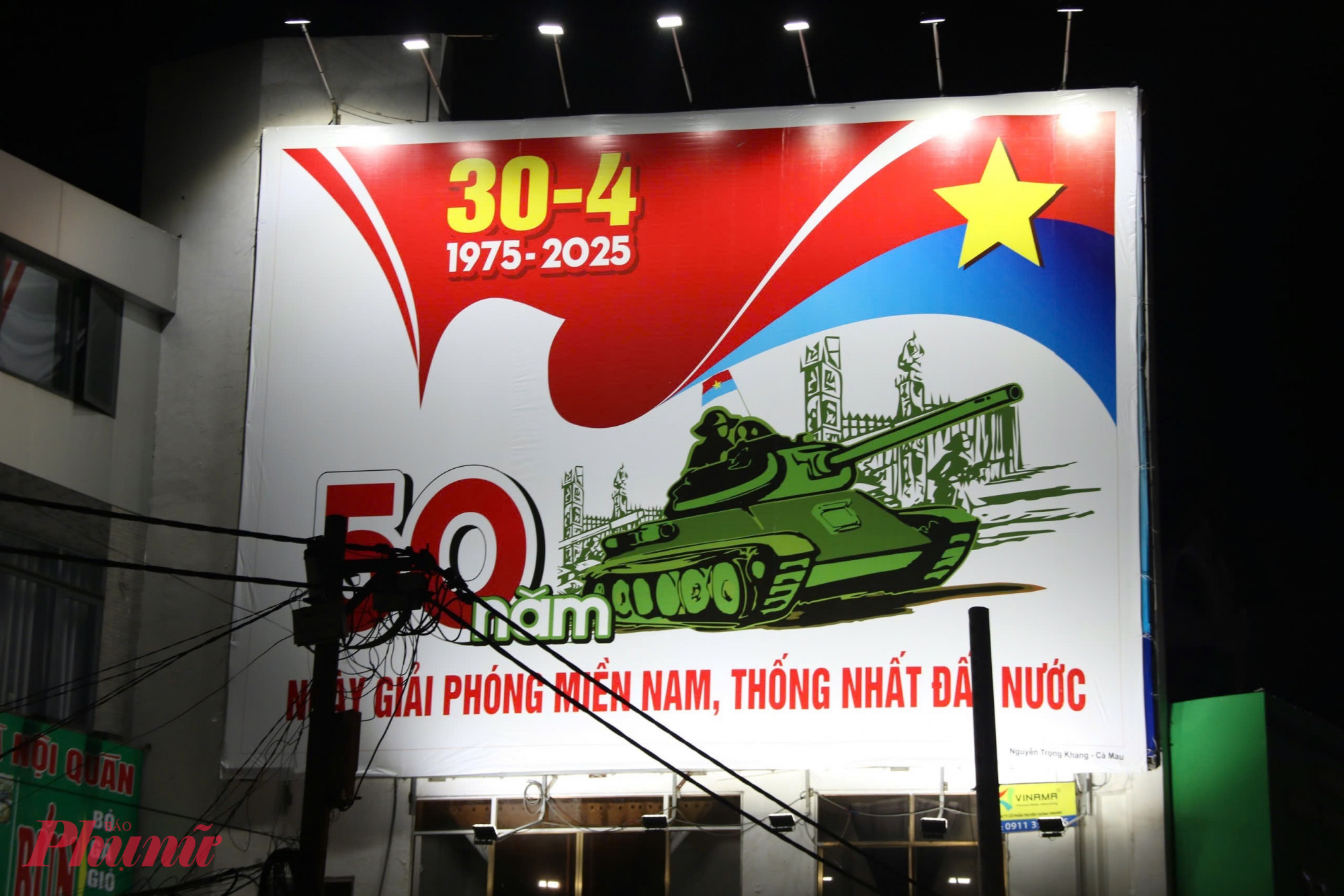C&aacute;c tuyến đường trung t&acirc;m TPHCM rực rỡ cờ hoa, pano ch&agrave;o mừng đại lễ 30/4 - Ảnh: Thanh T&acirc;m