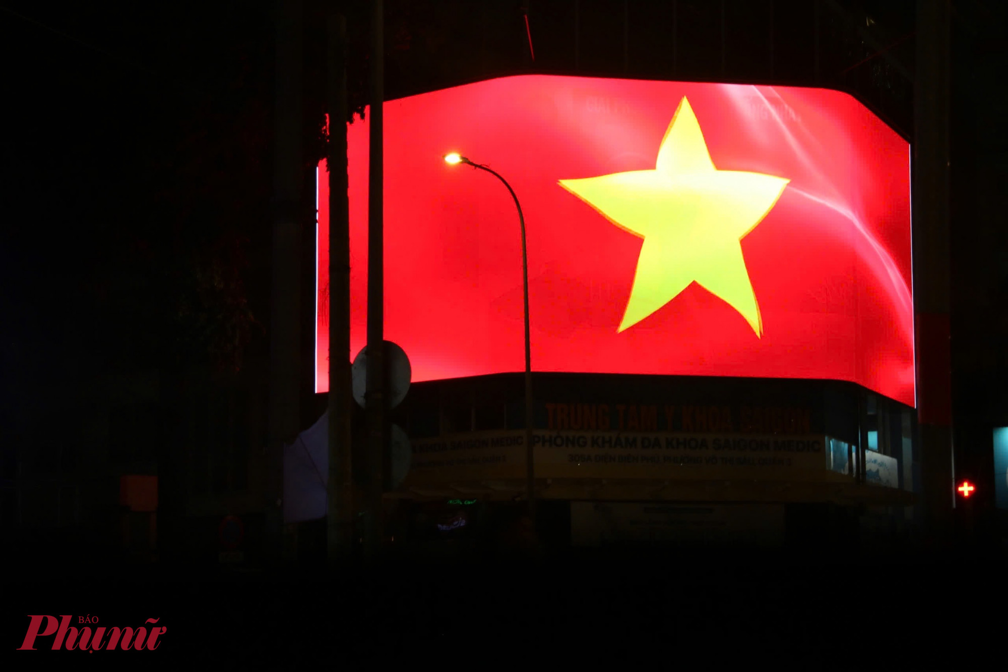 Tr&ecirc;n nhiều tuyến đường, h&igrave;nh ảnh cờ Tổ Quốc rực rỡ ch&agrave;o đ&oacute;n 50 năm thống nhất đất nước - Ảnh: Thanh T&acirc;m