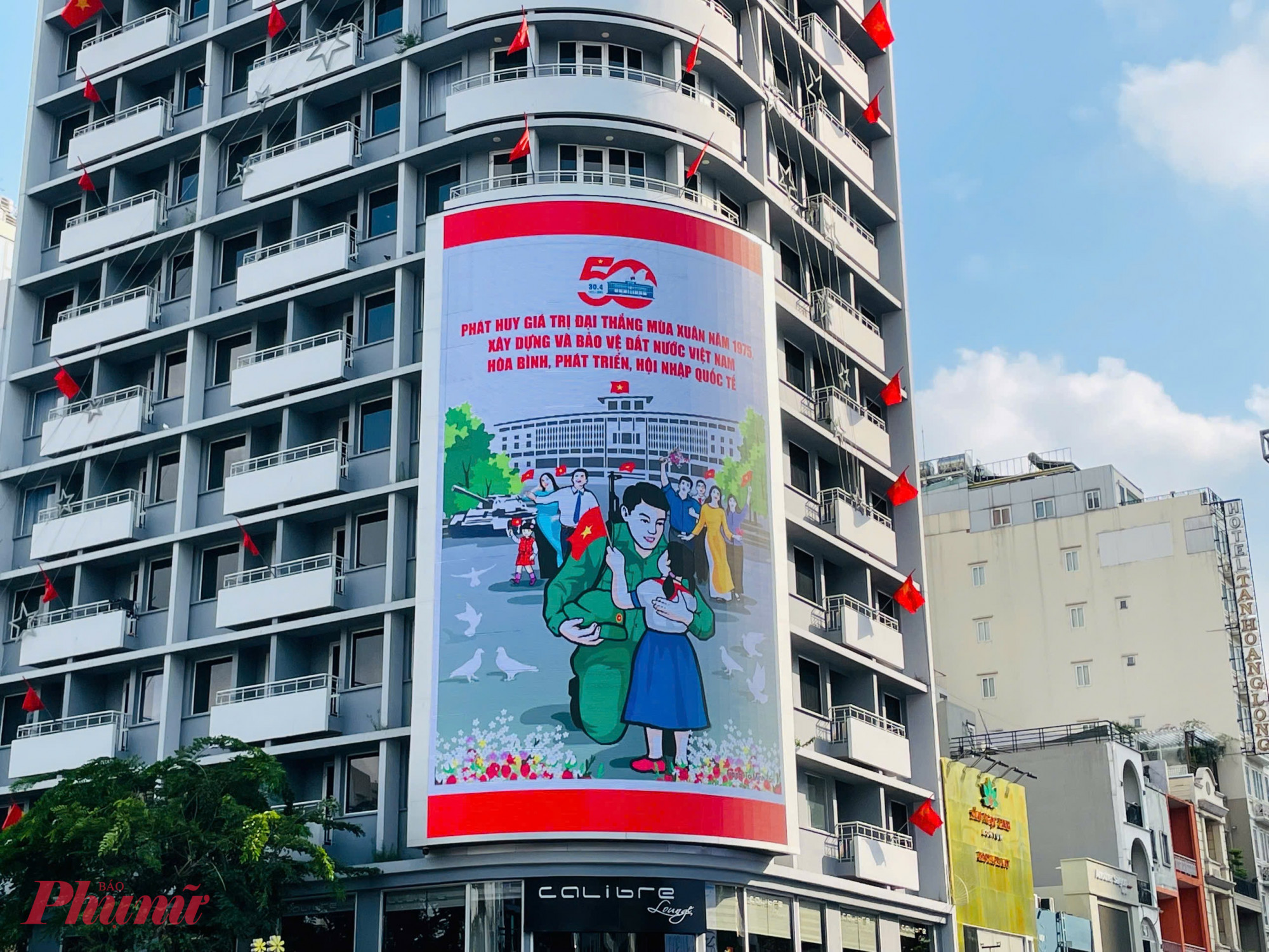 Một g&oacute;c đ&ocirc; thị được trang ho&agrave;ng pano, &aacute;p ph&iacute;ch, biểu ngữ hướng đến ng&agrave;y đại lễ của quốc gia - Ảnh: Thanh T&acirc;m