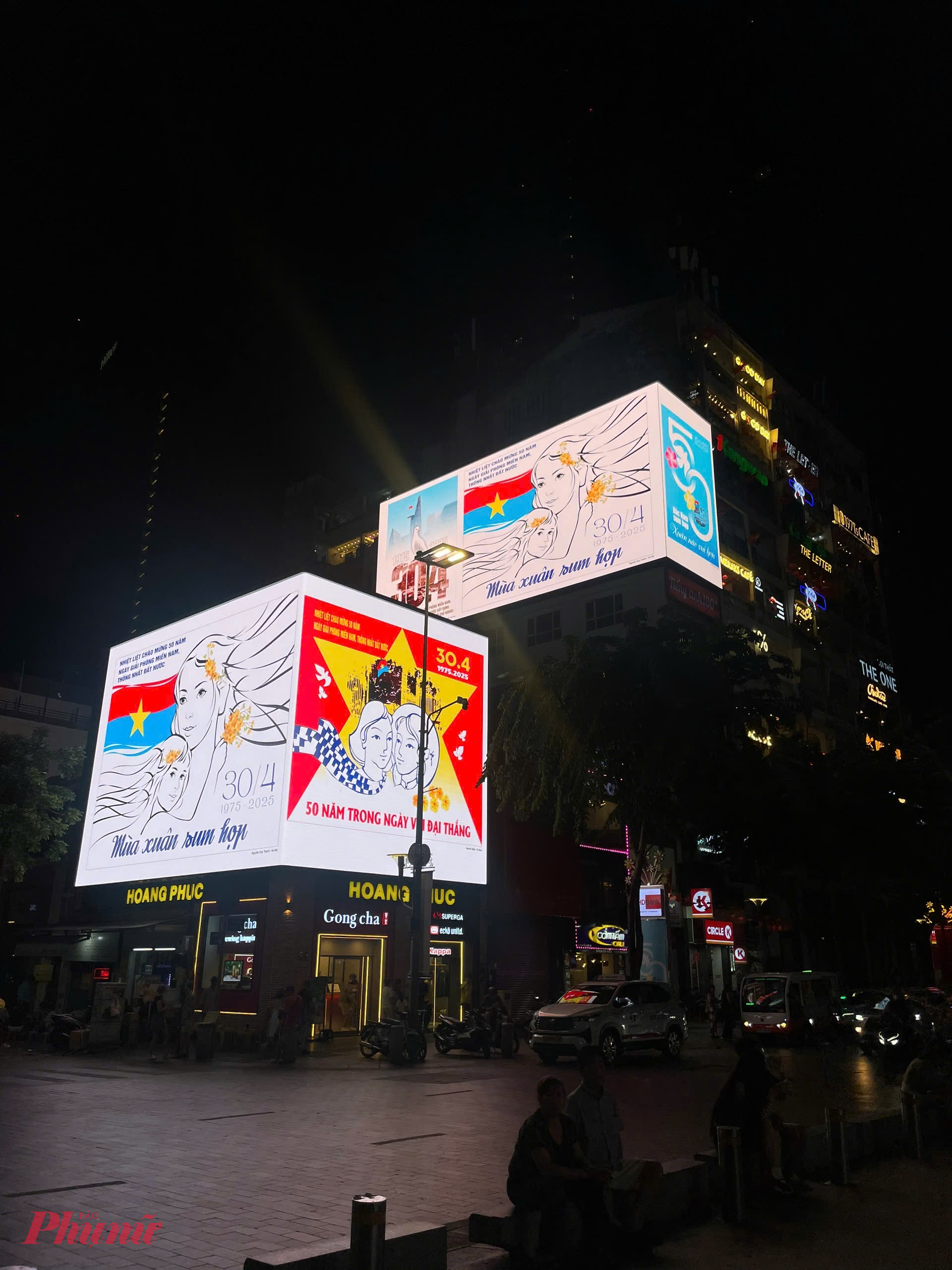 M&agrave;n h&igrave;nh LED cỡ lớn tại phố đi bộ Nguyễn Huệ tr&igrave;nh chiếu h&igrave;nh ảnh h&agrave;o h&ugrave;ng, rực rỡ ch&agrave;o mừng 50 năm ng&agrave;y đất nước thống nhất - Ảnh: Thanh T&acirc;m