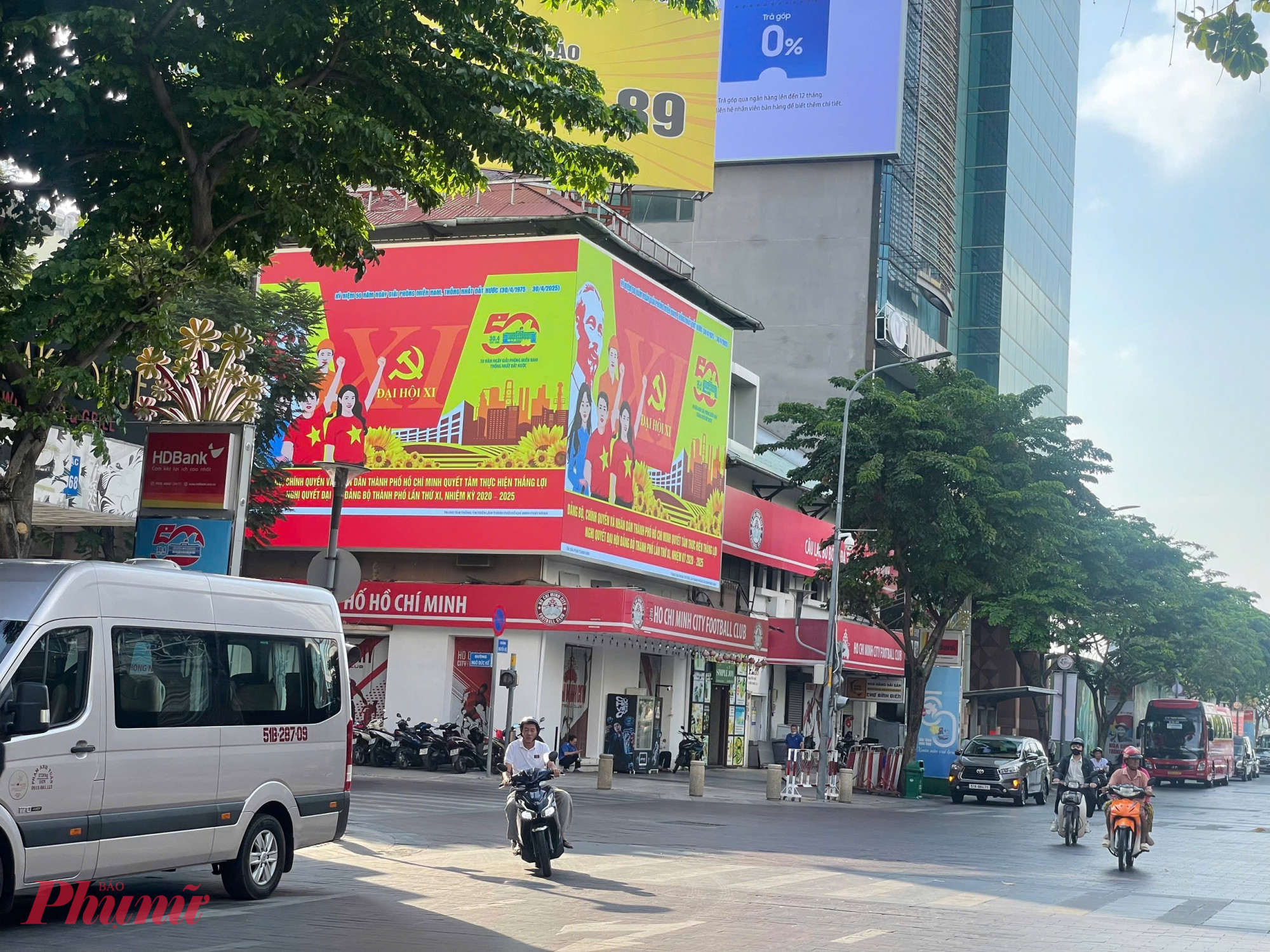 C&aacute;c to&agrave; nh&agrave; khu trung t&acirc;m đồng loạt treo cờ, biểu ngữ &ndash; tạo n&ecirc;n bức tranh th&agrave;nh phố rộn r&agrave;ng, trang trọng v&agrave; đầy tự h&agrave;o - Ảnh: Thanh T&acirc;m