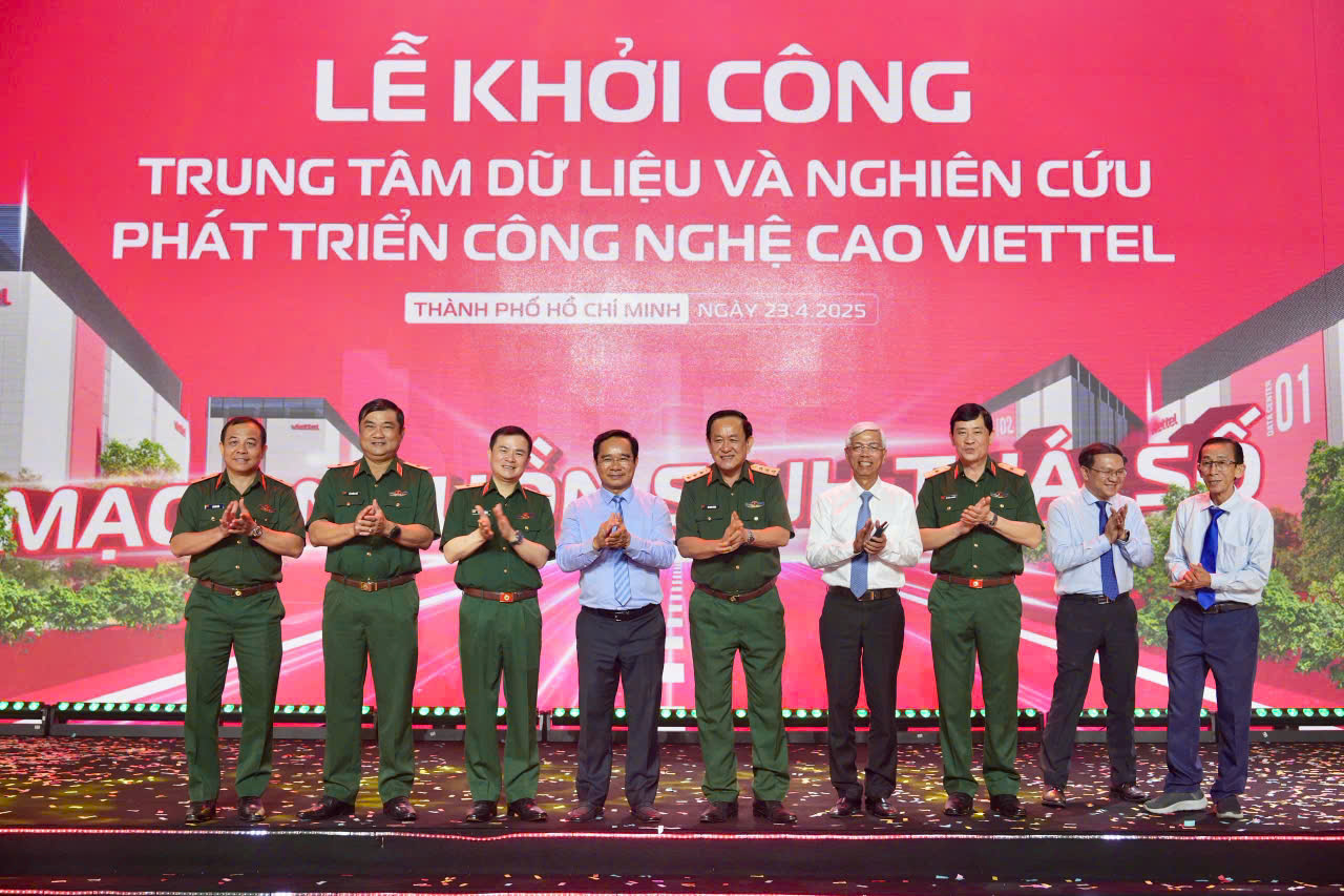 Thượng tướng V&otilde; Minh Lương - Thứ trưởng Bộ Quốc ph&ograve;ng; &ocirc;ng Nguyễn Văn Được - Chủ tịch UBND TPHCM; Thiếu tướng T&agrave;o Đức Thắng, Chủ tịch ki&ecirc;m Tổng gi&aacute;m đốc Tập đo&agrave;n Viettel v&agrave; c&aacute;c đại biểu tại Lễ khởi c&ocirc;ng - Ảnh: Viettel cung cấp