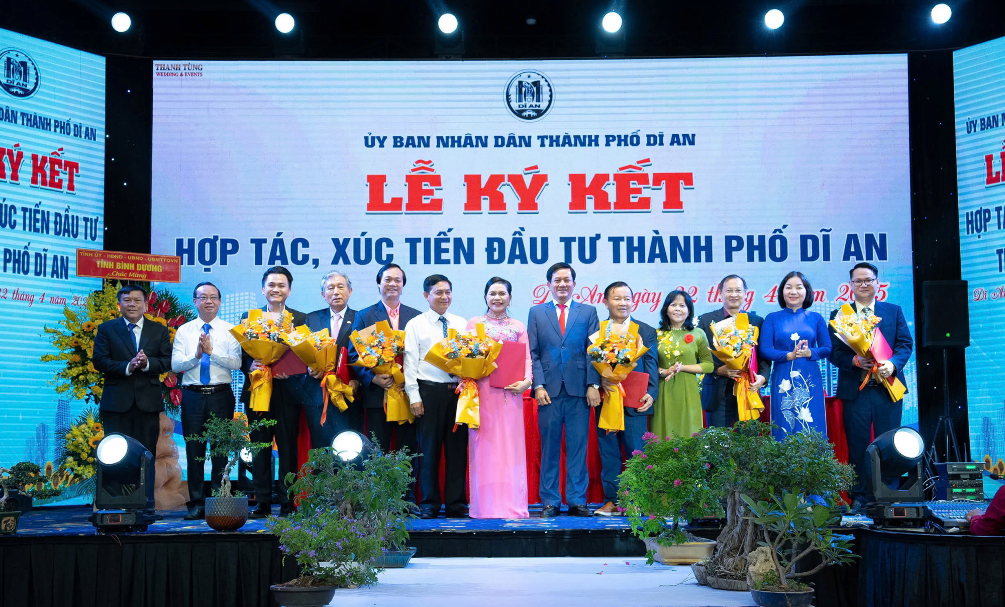 B&agrave; Đặng Thị Kim Oanh (&aacute;o hồng) - Chủ tịch HĐQT, Tổng gi&aacute;m đốc Kim Oanh Group - nhận hoa ch&uacute;c mừng từ l&atilde;nh đạo th&agrave;nh phố Dĩ An sau nghi thức k&yacute; kết bi&ecirc;n bản ghi nhớ về ph&aacute;t triển dự &aacute;n nh&agrave; ở x&atilde; hội tại phường B&igrave;nh Thắng - Ảnh: Kim Oanh Group
