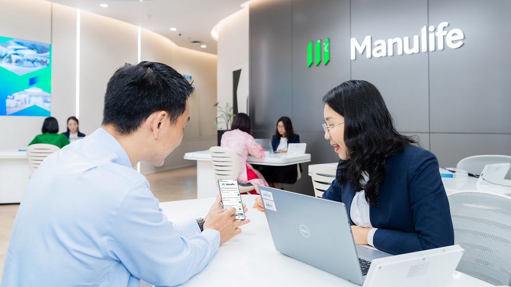 Kh&aacute;ch h&agrave;ng đ&aacute;nh gi&aacute; trải nghiệm dịch vụ sau khi giao dịch - Ảnh: Manulife Việt Nam