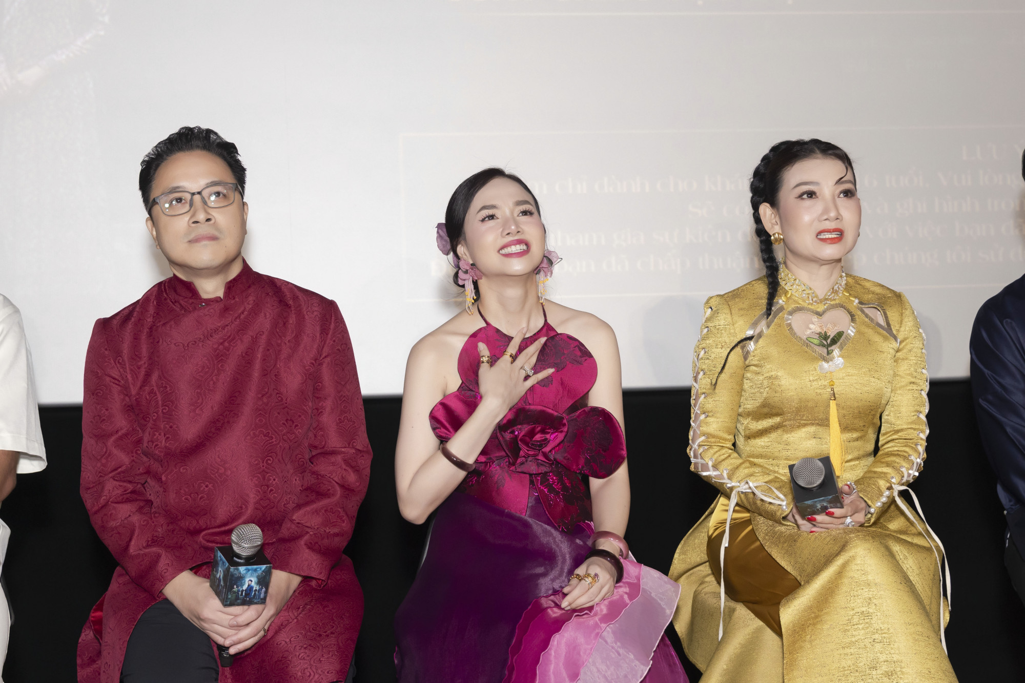 NSND Mỹ Uy&ecirc;n (phải) b&ecirc;n cạnh vợ chồng đạo diễn Victor Vũ v&agrave; Đinh Ngọc Diệp