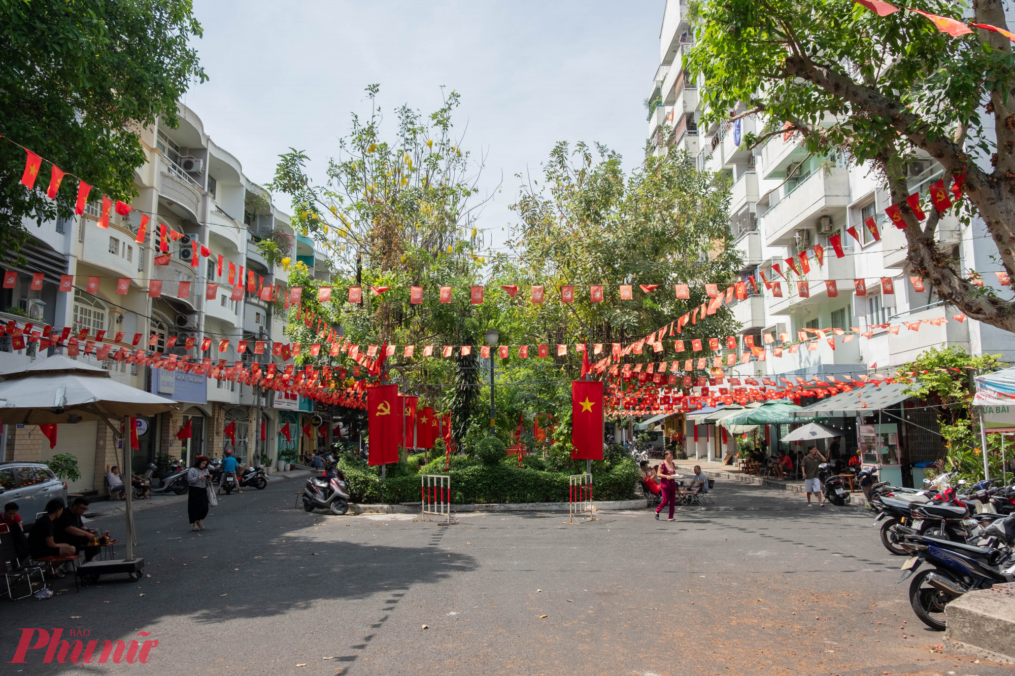 rợp b&oacute;ng cờ hoa, như một bản h&ograve;a ca đỏ thắm mừng ng&agrave;y non s&ocirc;ng liền một dải - Ảnh: Thanh T&acirc;m