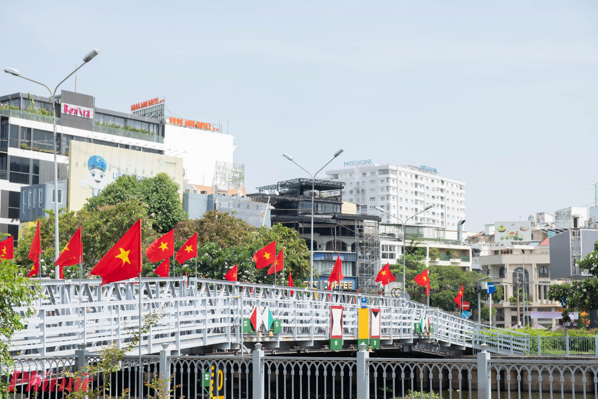 Những d&atilde;y cờ đỏ sao v&agrave;ng tung bay rực rỡ tr&ecirc;n cầu Trần Kh&aacute;nh Dư (Quận 1), g&oacute;p phần lan tỏa kh&ocirc;ng kh&iacute; rộn r&agrave;ng mừng 50 năm Ng&agrave;y thống nhất đất nước - Ảnh: Thanh T&acirc;m