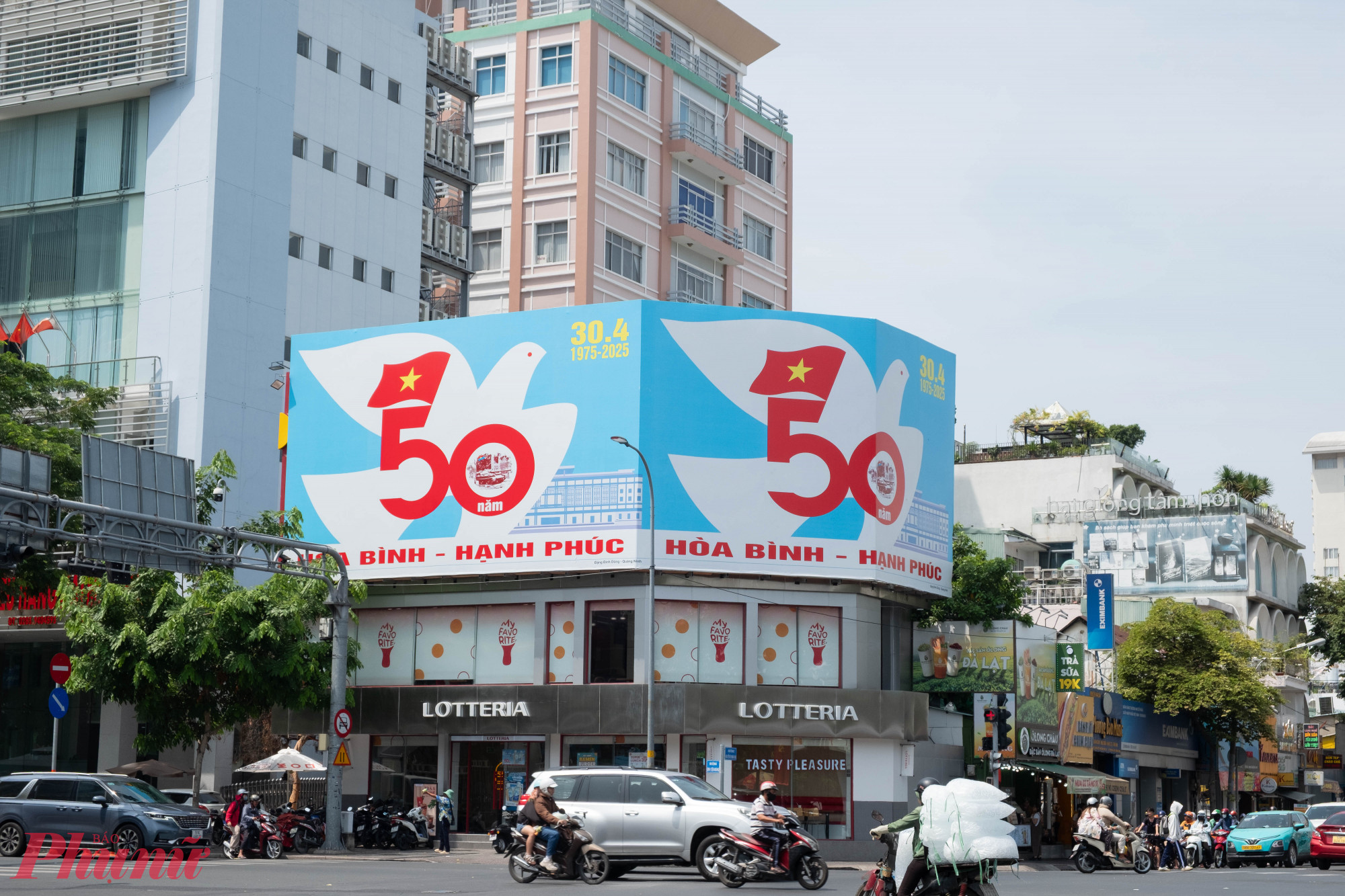 Pano cổ động với th&ocirc;ng điệp &ldquo;V&igrave; một Việt Nam h&ograve;a b&igrave;nh &ndash; ph&aacute;t triển &ndash; thịnh vượng&rdquo; nổi bật giữa tuyến đường trung t&acirc;m.