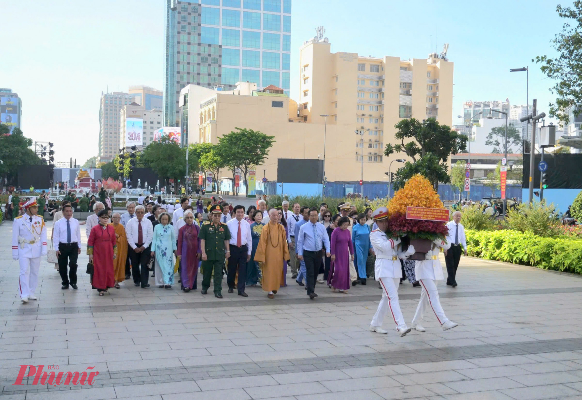 Đo&agrave;n đại biểu đang tiến đến d&acirc;ng hoa tưởng nhớ Chủ tịch Hồ Ch&iacute; Minh 