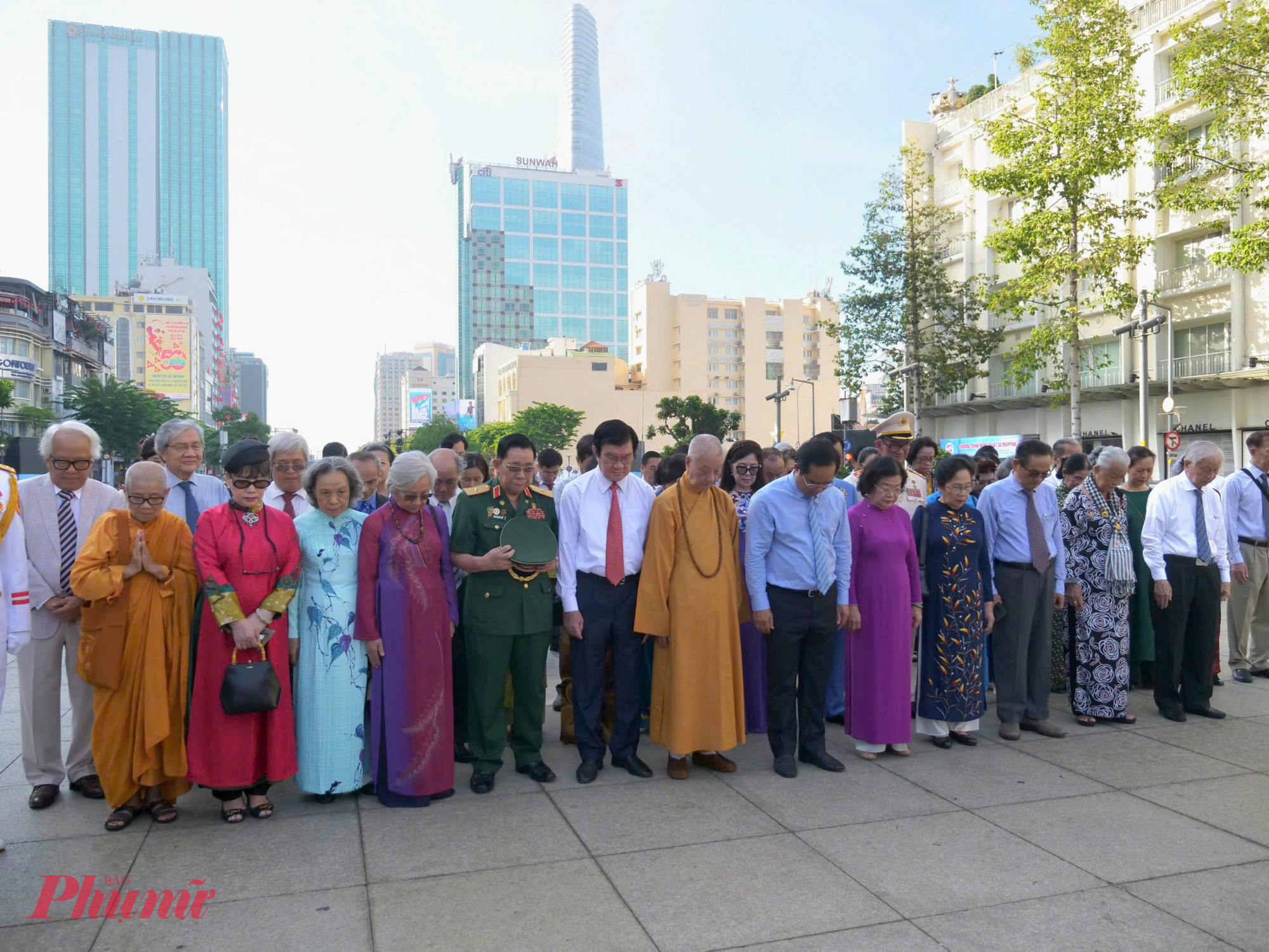 Trong kh&ocirc;ng kh&iacute; trang nghi&ecirc;m, c&aacute;c đại biểu đ&atilde; d&agrave;nh những ph&uacute;t tưởng niệm v&agrave; tri &acirc;n đối với Chủ tịch Hồ Ch&iacute; Minh   C&aacute;i đại biểu đ&atilde; d&agrave;nh ph&uacute;t mặc niệm tưởng nhớ c&ocirc;ng ơn Chủ tịch Hồ Ch&iacute; Minh