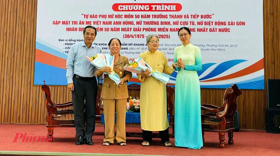 L&atilde;nh đạo Hội LHPN TPHCM, huyện H&oacute;c M&ocirc;n tặng hoa cảm ơnc&ocirc; L&ecirc; Thị Lan, nữ chiến sĩ biệt động S&agrave;i G&ograve;n v&agrave; c&ocirc; Nguyễn Thị Hiền c&aacute;c d&igrave; đ&atilde; tham gia chương tr&igrave;nh, chia sẻ những năm th&aacute;ng chiến đấu ki&ecirc;n cường, truyền động lực cho thế hệ h&ocirc;m nay.
