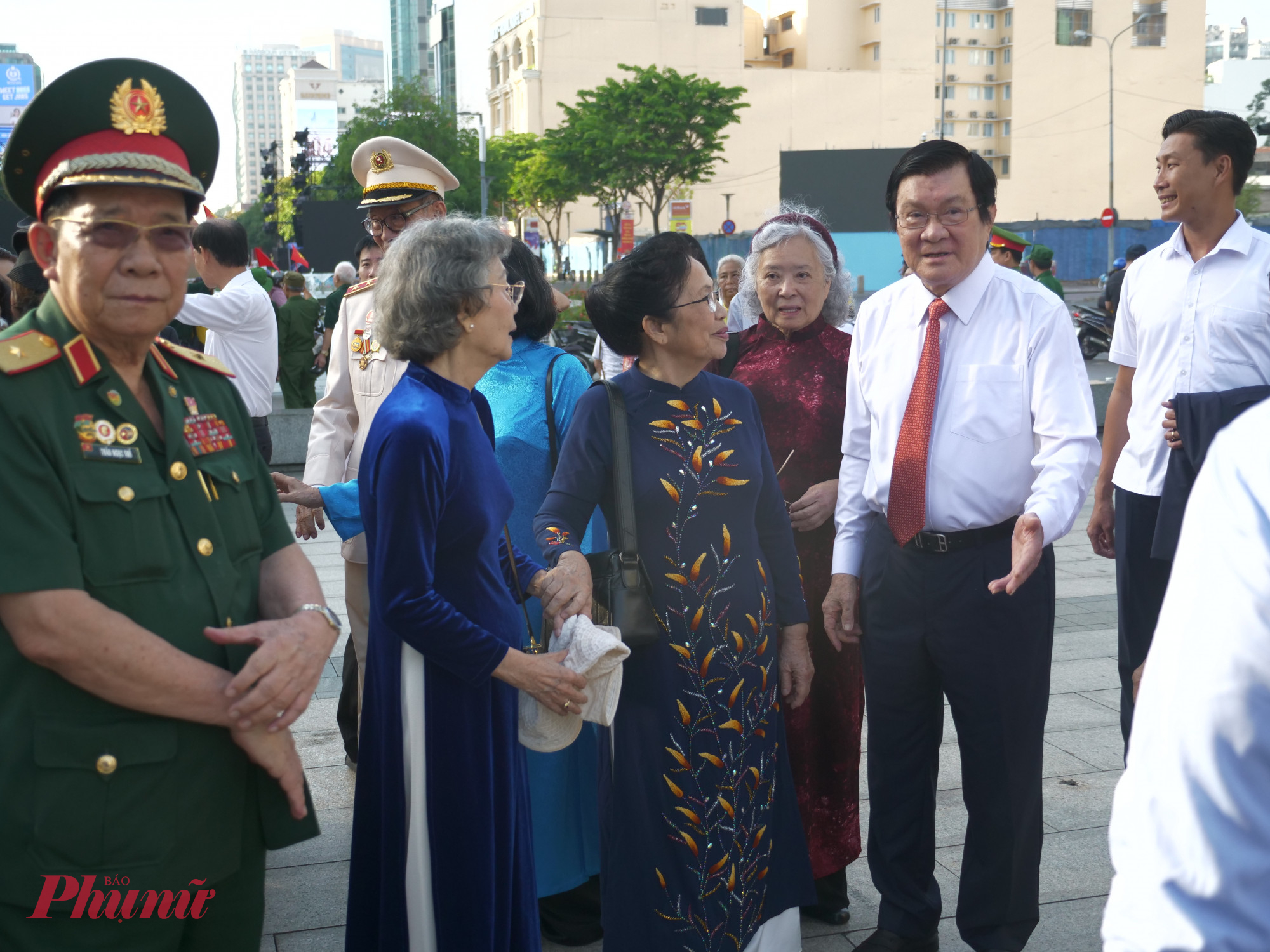 C&aacute;c đại biểu, đại diện l&atilde;nh đạo Đảng, Nh&agrave; nước, nguy&ecirc;n l&atilde;nh đạo Đảng v&agrave; Nh&agrave; nước gặp gỡ, tr&ograve; chuyện c&ugrave;ng c&aacute;c đại biểu v&agrave; c&aacute;c c&aacute; nh&acirc;n được tuy&ecirc;n dương 