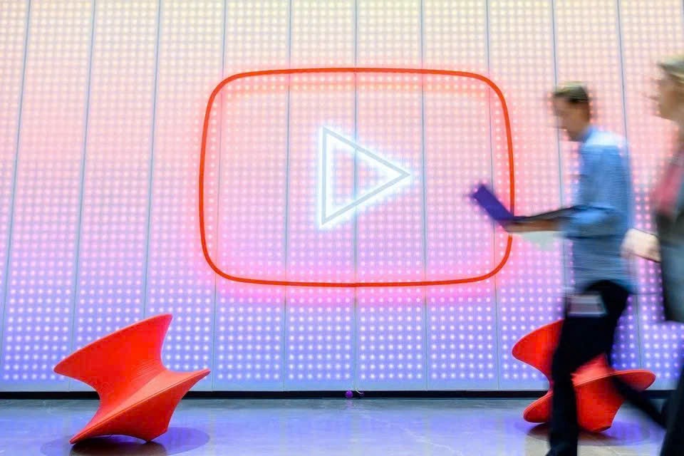 YouTube cho biết đ&atilde; c&oacute; hơn 20 tỷ video được rải l&ecirc;n nền tảng trong 20 năm qua - Ảnh: AFP