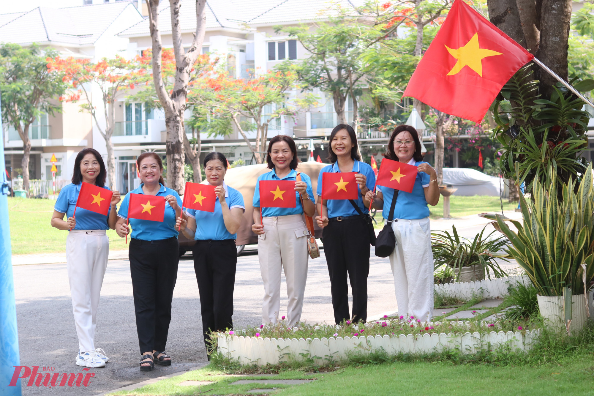 Những ng&agrave;y qua, tại khu d&acirc;n cư Khang Điền, khu phố 36, phường Phước Long B, chi hội phụ nữ v&agrave; đo&agrave;n thể khu phố đ&atilde; thực hiện treo 235 l&aacute; cờ Tổ quốc mới trước cửa nh&agrave; d&acirc;n.