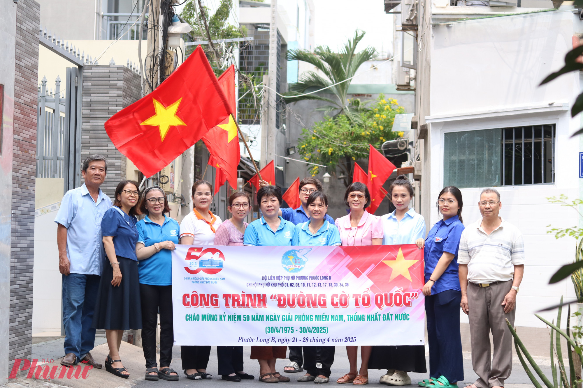 Cờ đỏ sao v&agrave;ng rực rỡ trong hẻm 71, đường 185, khu phố 17, phường Phước Long B. 