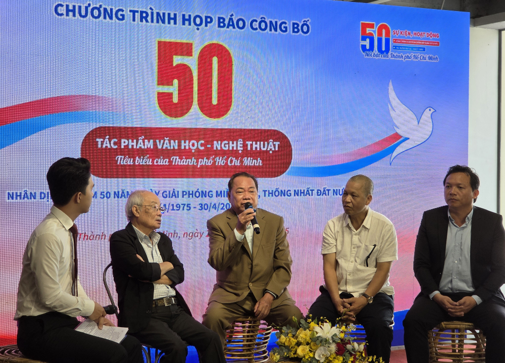 Giao lưu với c&aacute;c t&aacute;c giả
