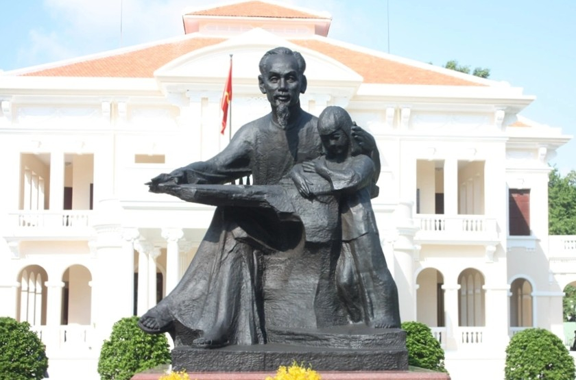 Tượng B&aacute;c Hồ với thiếu nhi.