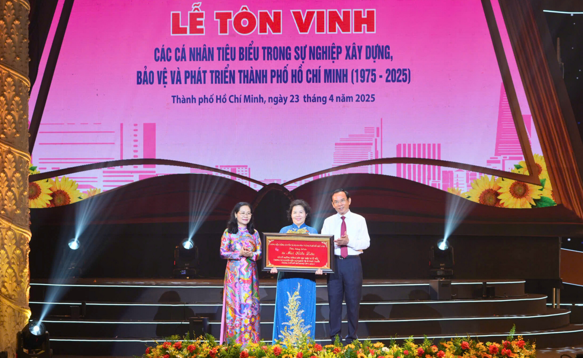Anh h&ugrave;ng lao động Mai Kiều Li&ecirc;n - CEO Vinamilk - đ&oacute;n nhận danh hiệu C&aacute; nh&acirc;n ti&ecirc;u biểu trong sự nghiệp x&acirc;y dựng, bảo vệ v&agrave; ph&aacute;t triển TPHCM - Ảnh: Nguyễn Ho&agrave;ng