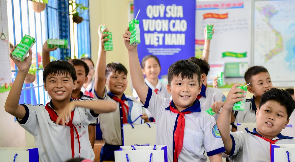 Khởi động h&agrave;nh tr&igrave;nh năm thứ 18 đ&uacute;ng kịp kỷ niệm 50 thống nhất đất nước, Quỹ sữa Vươn cao Việt Nam của Vinamilk đ&atilde; d&agrave;nh tặng 500.000 hộp sữa đến 11.000 trẻ em - Ảnh: Nam Anh