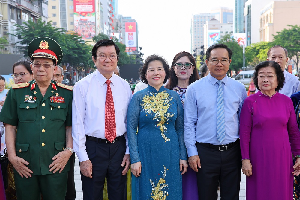 Chủ tịch UBND TPHCM Nguyễn Văn Được (thứ hai từ phải sang) c&ugrave;ng c&aacute;c đại biểu trong Top 60 c&aacute; nh&acirc;n ti&ecirc;u biểu của th&agrave;nh phố - Ảnh: Nguyễn Ho&agrave;ng