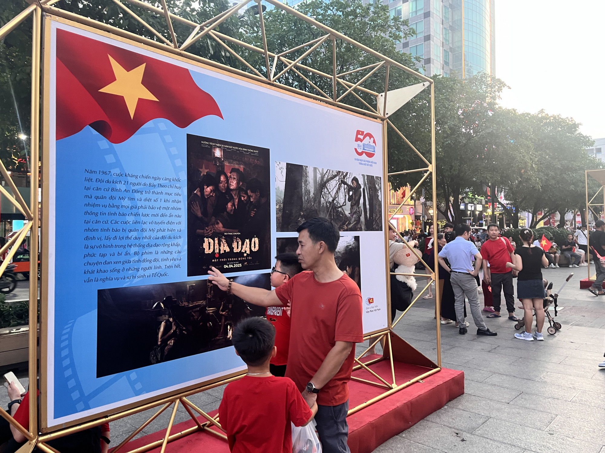Địa đạo : Mặt trời trong b&oacute;ng tối l&agrave; phim mới nhất về đề t&agrave;i chiến tranh g&oacute;p mặt trong triển l&atilde;m ảnh n&agrave;y