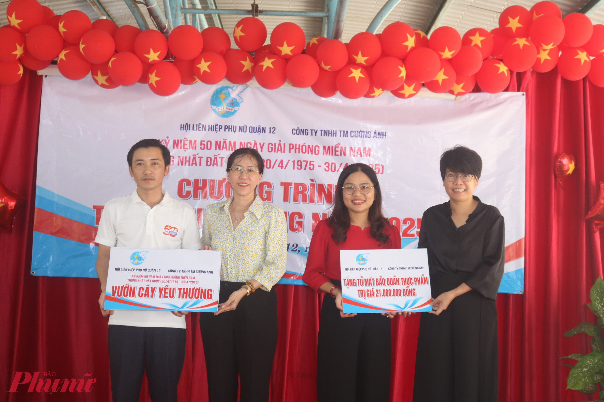 Hội LHPN quận 12 v&agrave; đại diện đơn vị t&agrave;i trợ trao bảng tượng trưng những phần qu&agrave; tặng trung t&acirc;m trong chương tr&igrave;nh &ldquo;Trao y&ecirc;u thương&rdquo;.