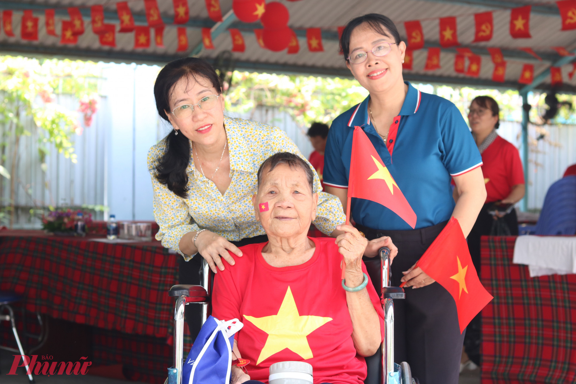 C&aacute;c cụ rạng rỡ ho&agrave; chung niềm vui với chị em phụ nữ quận 12 trước mốc son 50 năm thống nhất non s&ocirc;ng. 