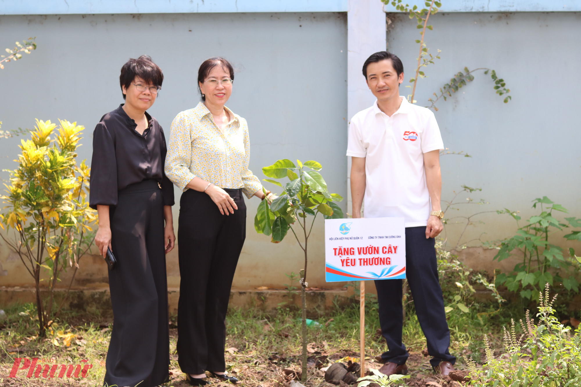 Hội b&agrave;n giao &ldquo;Vườn c&acirc;y y&ecirc;u thương&rdquo; cho trung t&acirc;m. 