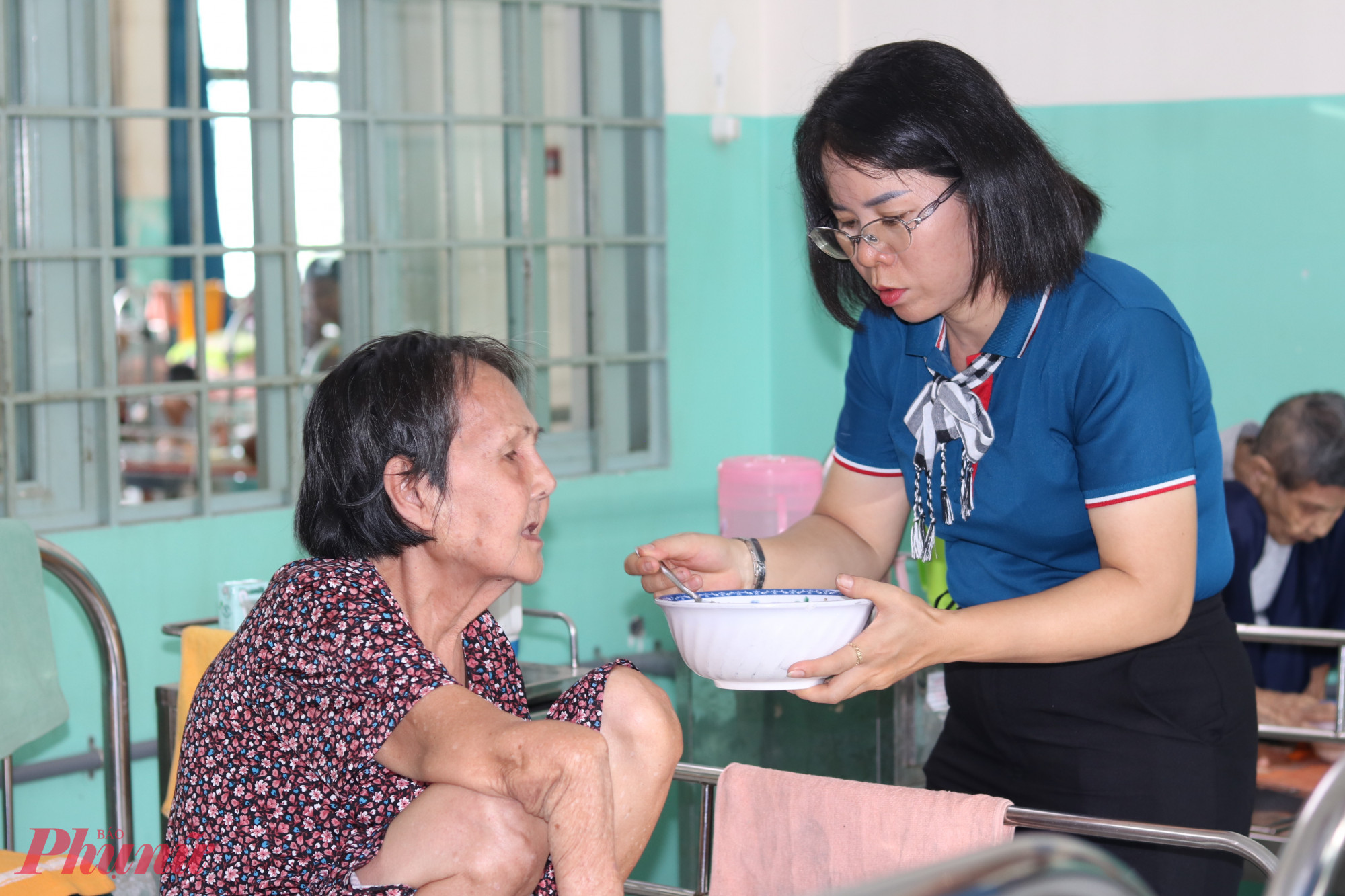 Ngo&agrave;i qu&agrave;, Hội LHPN quận 12 c&ograve;n chuẩn bị bữa trưa l&agrave; những t&ocirc; b&aacute;nh canh thơm ngon cho c&aacute;c cụ.