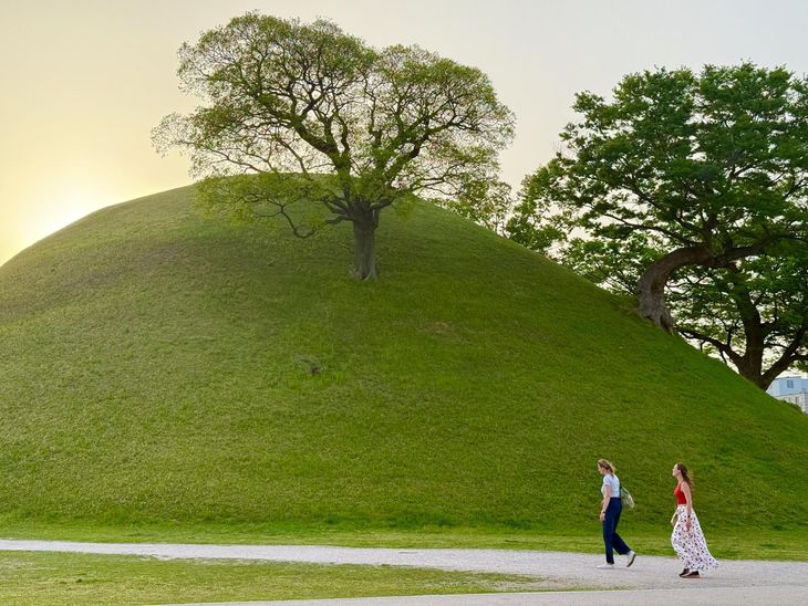 Du kh&aacute;ch đi bộ quanh Bonghwangdae của quần thể lăng mộ ho&agrave;ng gia Daereungwon, ng&ocirc;i mộ lớn nhất ở Gyeongju, tỉnh Gyeongsang Bắc, thứ s&aacute;u. Ảnh của Korea Times