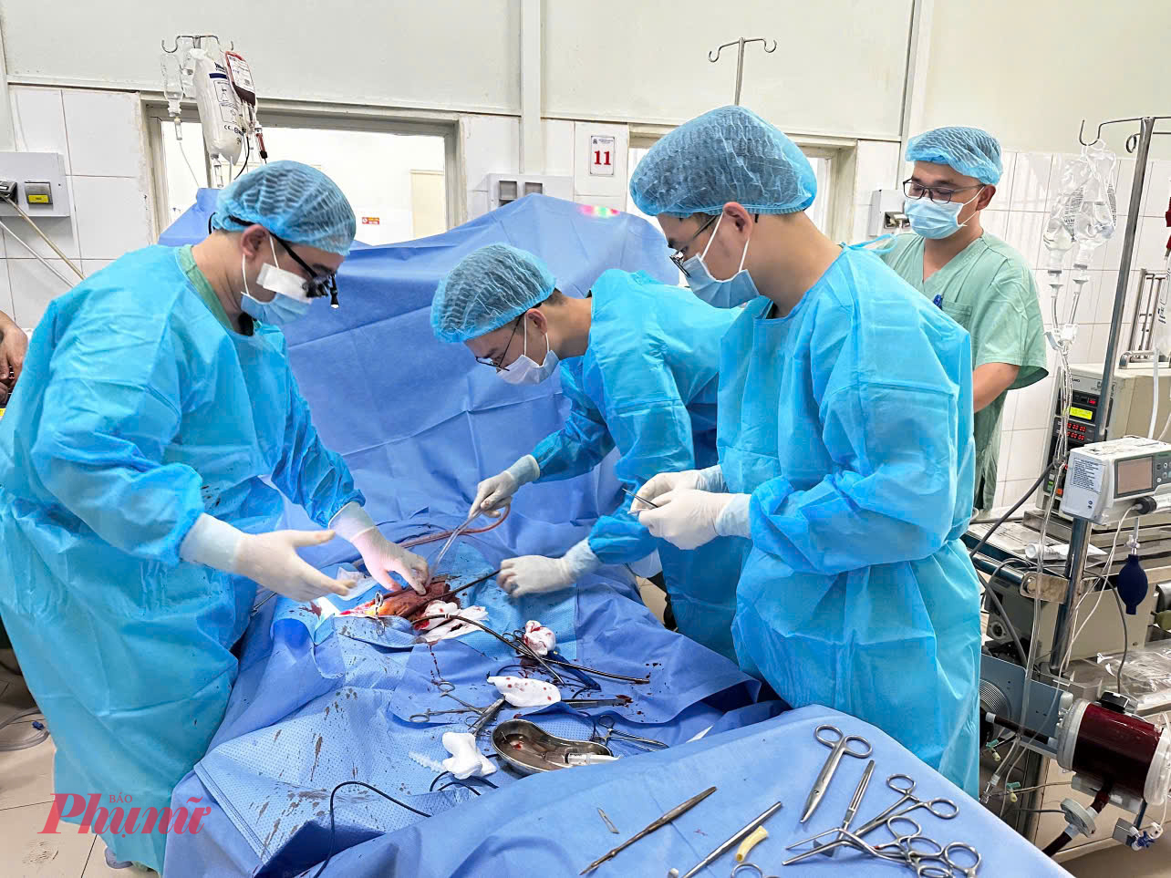 Thời điểm c&aacute;c b&aacute;c sĩ tiến h&agrave;nh kỹ thuật ECMO cứu sống N.V.T 