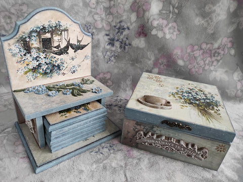 7. Kỹ thuật cắt d&aacute;n (Decoupage) &ndash; Biến h&oacute;a đồ vật cũ th&agrave;nh mới Decoupage l&agrave; kỹ thuật cắt giấy trang tr&iacute; rồi d&aacute;n l&ecirc;n đồ vật để tạo h&igrave;nh mới, ph&ugrave; hợp với xu hướng thiết kế c&aacute; nh&acirc;n h&oacute;a v&agrave; bền vững. Năm 2025, việc tận dụng v&agrave; l&agrave;m mới đồ nội thất cũ bằng kỹ thuật n&agrave;y gi&uacute;p giảm thiểu l&atilde;ng ph&iacute;, mang lại kh&ocirc;ng gian sống độc đ&aacute;o v&agrave; th&acirc;n thiện với m&ocirc;i trường. Bạn chỉ cần giấy, keo v&agrave; chất phủ bảo vệ để biến tấu c&aacute;c vật dụng như hộp đựng, khung ảnh hay b&agrave;n ghế - Ảnh: decoupagenapkins