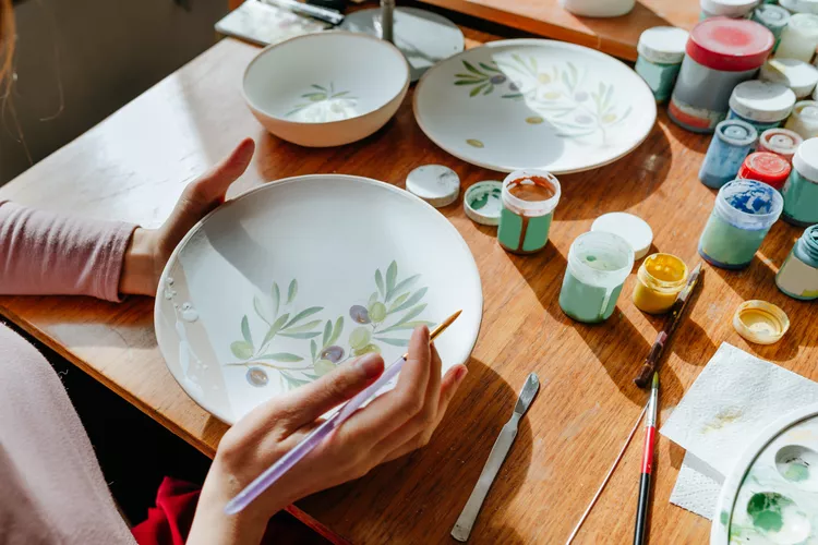 2. Đồ gốm &ndash; Sự kết hợp giữa thủ c&ocirc;ng v&agrave; thi&ecirc;n nhi&ecirc;n L&agrave;m gốm kh&ocirc;ng chỉ l&agrave; sở th&iacute;ch m&agrave; c&ograve;n l&agrave; c&aacute;ch để mang yếu tố thi&ecirc;n nhi&ecirc;n v&agrave; thủ c&ocirc;ng v&agrave;o kh&ocirc;ng gian sống hiện đại. C&aacute;c m&oacute;n đồ như b&igrave;nh hoa, đĩa, b&aacute;t nghệ thuật l&agrave;m từ gốm sứ g&oacute;p phần tạo n&ecirc;n n&eacute;t c&aacute; t&iacute;nh ri&ecirc;ng cho gia chủ. Xu hướng năm 2025 ưu ti&ecirc;n vật liệu th&acirc;n thiện m&ocirc;i trường v&agrave; sản phẩm thủ c&ocirc;ng, gi&uacute;p kh&ocirc;ng gian vừa đẹp vừa bền vững. C&aacute;c xưởng gốm địa phương cũng ng&agrave;y c&agrave;ng phổ biến với c&aacute;c lớp học d&agrave;nh cho người mới bắt đầu.