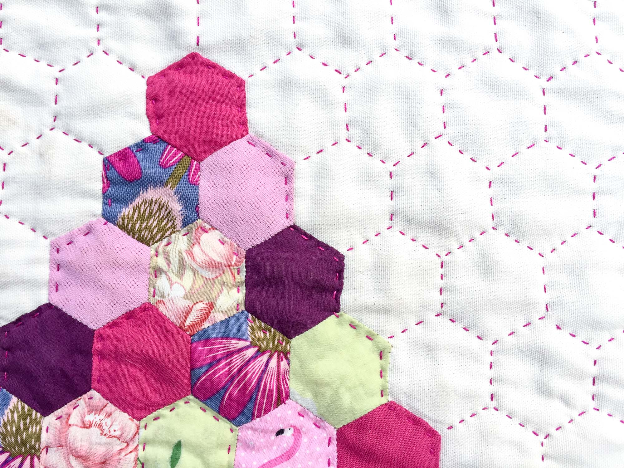 5. Chần b&ocirc;ng (Quilting) &ndash; Nghề thủ c&ocirc;ng đa năng v&agrave; bền vững Chần b&ocirc;ng l&agrave; kỹ thuật kh&acirc;u nhiều lớp vải lại với nhau, tạo n&ecirc;n c&aacute;c sản phẩm vừa đẹp vừa hữu dụng như chăn, đệm, khăn trải b&agrave;n. Xu hướng năm 2025 ch&uacute; trọng t&iacute;nh bền vững v&agrave; c&aacute; nh&acirc;n h&oacute;a, n&ecirc;n quilting được nhiều người y&ecirc;u th&iacute;ch v&igrave; c&oacute; thể tạo ra m&oacute;n đồ lưu giữ l&acirc;u d&agrave;i, mang dấu ấn ri&ecirc;ng. C&aacute;c lớp học v&agrave; ph&ograve;ng may cộng đồng hỗ trợ người mới bắt đầu dễ d&agrave;ng tiếp cận kỹ thuật n&agrave;y. - Ảnh: stitchingthejourney