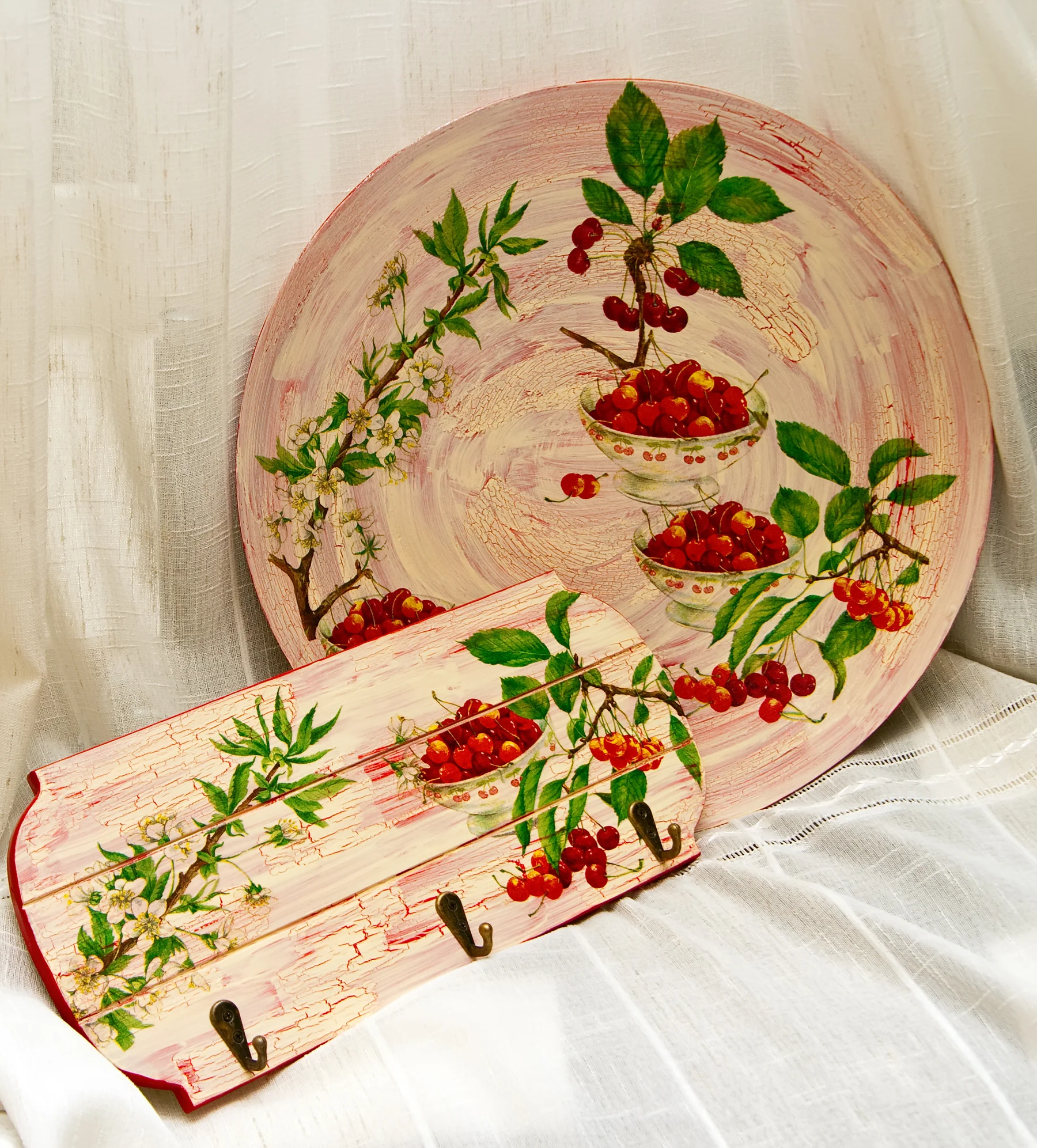 7. Kỹ thuật cắt d&aacute;n (Decoupage) &ndash; Biến h&oacute;a đồ vật cũ th&agrave;nh mới Decoupage l&agrave; kỹ thuật cắt giấy trang tr&iacute; rồi d&aacute;n l&ecirc;n đồ vật để tạo h&igrave;nh mới, ph&ugrave; hợp với xu hướng thiết kế c&aacute; nh&acirc;n h&oacute;a v&agrave; bền vững. Năm 2025, việc tận dụng v&agrave; l&agrave;m mới đồ nội thất cũ bằng kỹ thuật n&agrave;y gi&uacute;p giảm thiểu l&atilde;ng ph&iacute;, mang lại kh&ocirc;ng gian sống độc đ&aacute;o v&agrave; th&acirc;n thiện với m&ocirc;i trường. Bạn chỉ cần giấy, keo v&agrave; chất phủ bảo vệ để biến tấu c&aacute;c vật dụng như hộp đựng, khung ảnh hay b&agrave;n ghế.