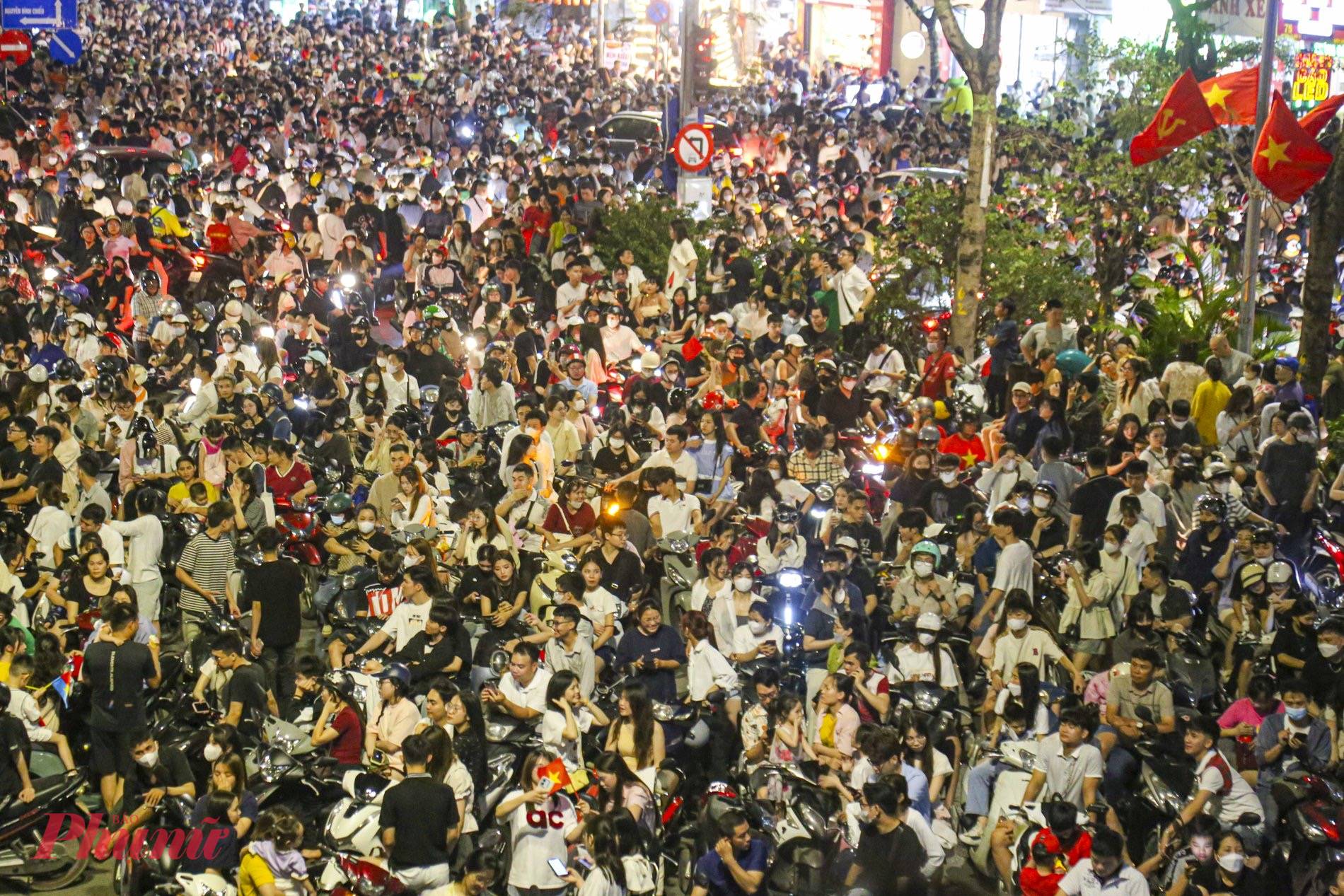 Tại H&agrave; Nội, đ&ocirc;ng đảo người d&acirc;n v&agrave; du kh&aacute;ch đ&atilde; c&oacute; mặt ở trung t&acirc;m v&agrave; khu vực xung quanh c&ocirc;ng vi&ecirc;n Thống Nhất để chờ đ&oacute;n xem chương tr&igrave;nh.