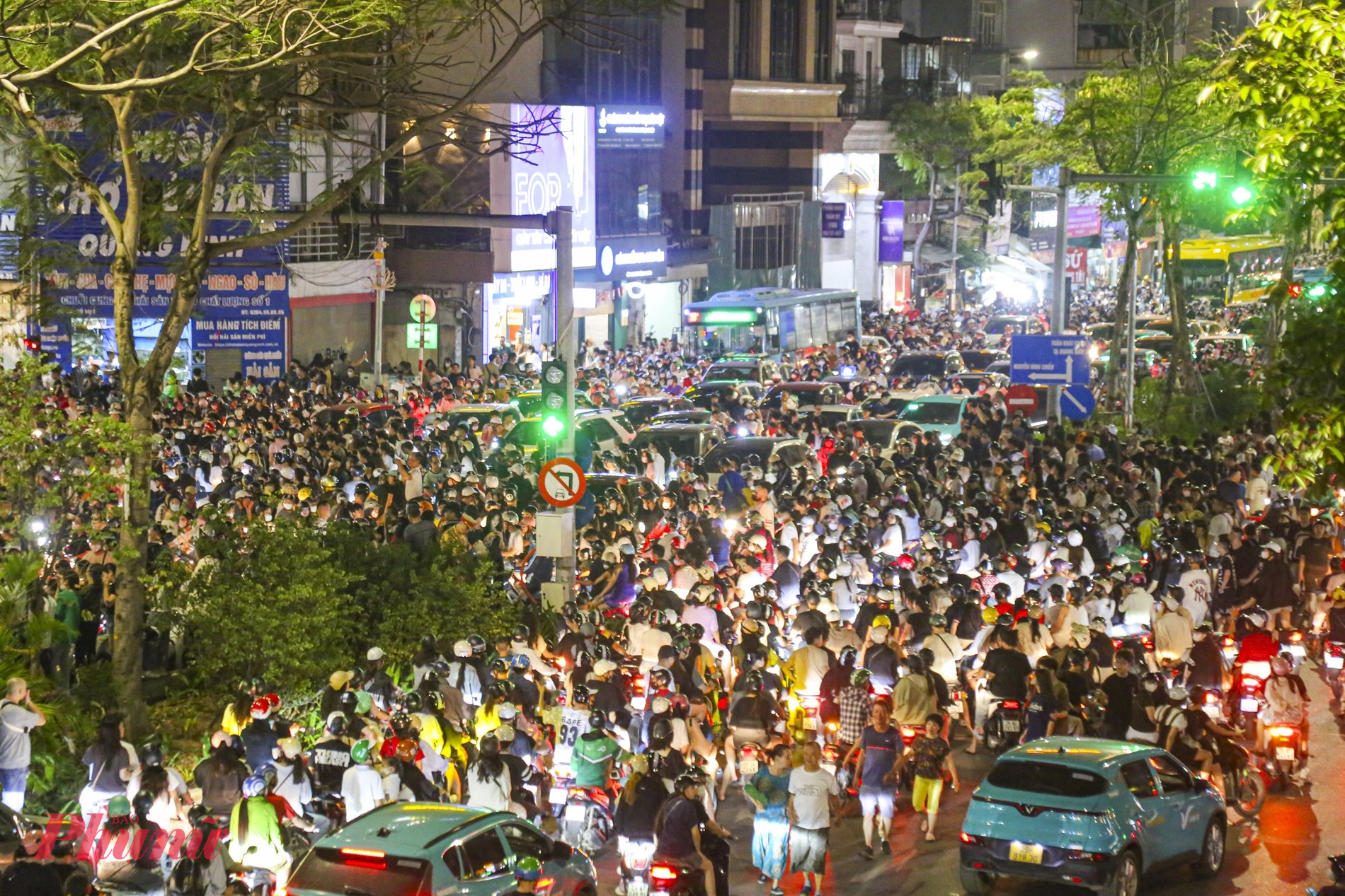 Tr&ecirc;n c&aacute;c tuyến đường xung quanh địa điểm tổ chức chương tr&igrave;nh, c&aacute;c phương tiện chen ch&uacute;c chật cứng.