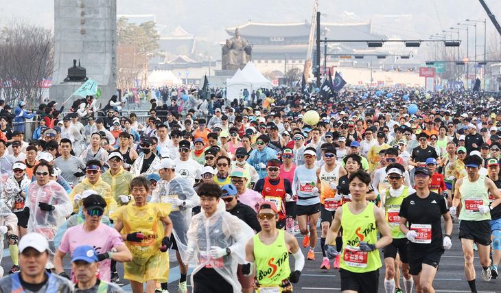 C&aacute;c vận động vi&ecirc;n tham gia Giải chạy Marathon Seoul 2023 tại Quảng trường Gwanghwamun ở Quận Jongno, trung t&acirc;m Seoul - Ảnh: Yonhap