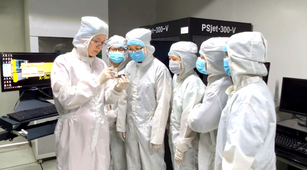Ph&oacute; gi&aacute;o sư,tiến sĩ Đặng Thị Mỹ Dung (b&igrave;a tr&aacute;i) - Ph&oacute; viện trưởng Viện C&ocirc;ng nghệ Nano, Đại học Quốc gia TPHCM - hướng dẫn sinh vi&ecirc;n nghi&ecirc;n cứu khoa học