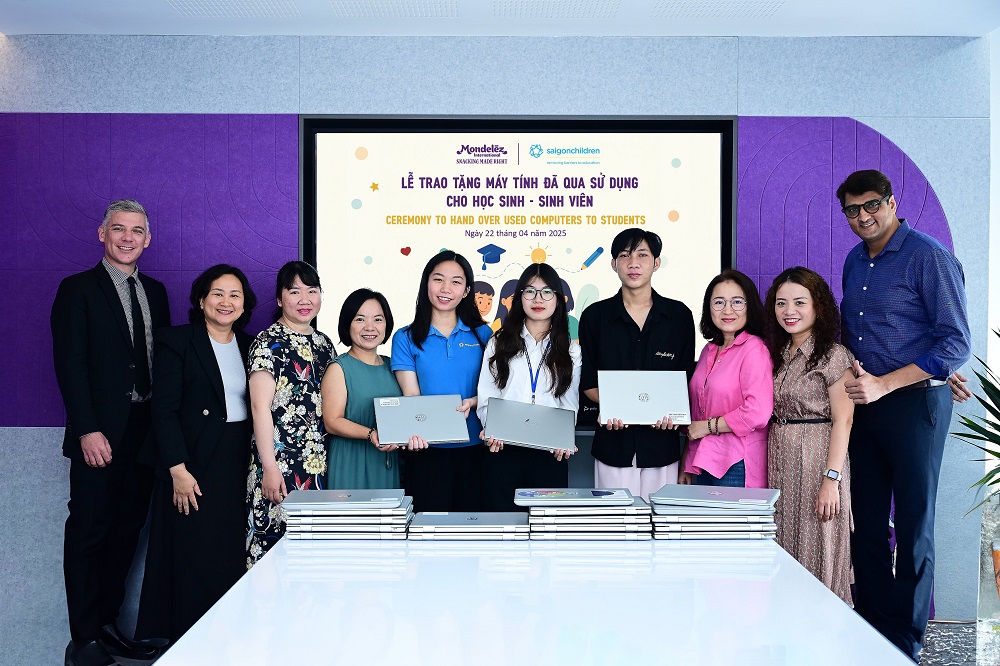 Th&ocirc;ng qua sự đóng góp của Mondelez Kinh Đ&ocirc;, những chiếc m&aacute;y t&iacute;nh ch&acirc;́t lượng t&ocirc;́t này lại tiếp tục một h&agrave;nh tr&igrave;nh mới, đồng h&agrave;nh c&ugrave;ng những em học sinh v&agrave; sinh vi&ecirc;n đang từng ng&agrave;y nỗ lực vượt qua ho&agrave;n cảnh kh&oacute; khăn để vươn tới tri thức - Ảnh: Mondelez Kinh Đ&ocirc;