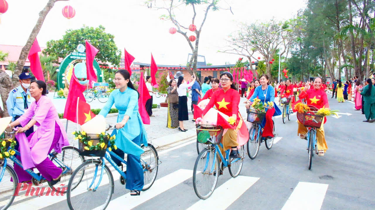 C&aacute;n bộ, phụ nữ thướt tha trong t&agrave; &aacute;o d&agrave;i diễu h&agrave;nh với xe đạp