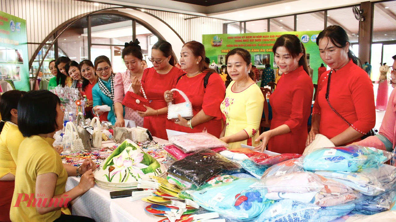 Trong chương tr&igrave;nh c&ograve;n c&oacute; c&aacute;c hoạt động may &aacute;o d&agrave;i, trưng b&agrave;y c&aacute;c sản phẩm khởi nghiệp với 17 mặt h&agrave;ng thu h&uacute;t hơn 1000 lượt kh&aacute;ch tham quan, mua sắm